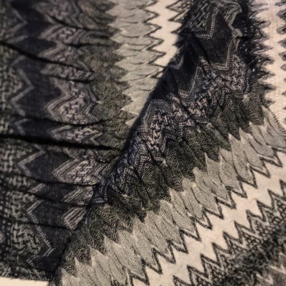 Gorgeous blue,black, white cotton patterned scarf - Picture 3 of 8